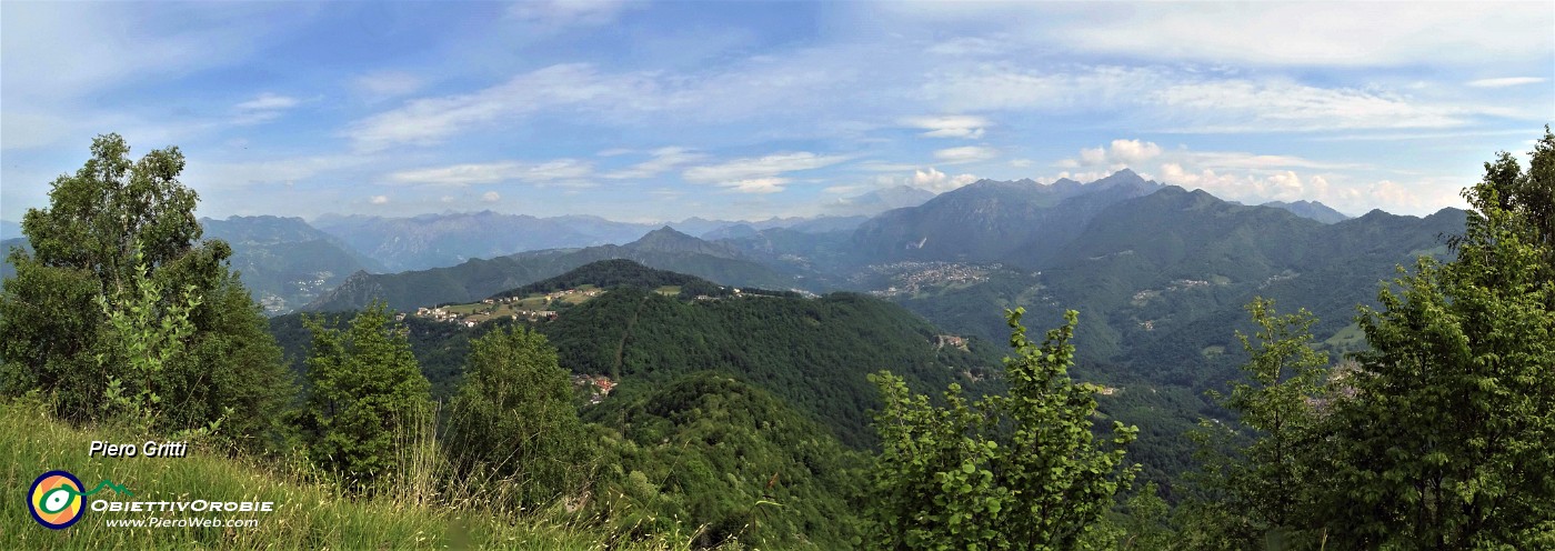 14 Vista panoramica sull'alta Val Serina con Alben e Menna e verso le Orobie.jpg